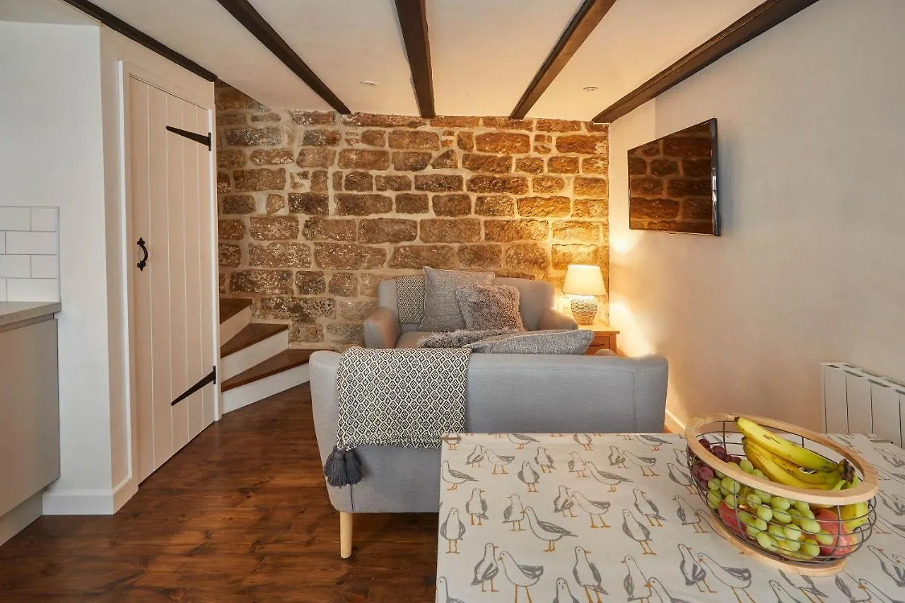 Host & Stay - Dolphin Cottage 1736 Whitby Holiday home
