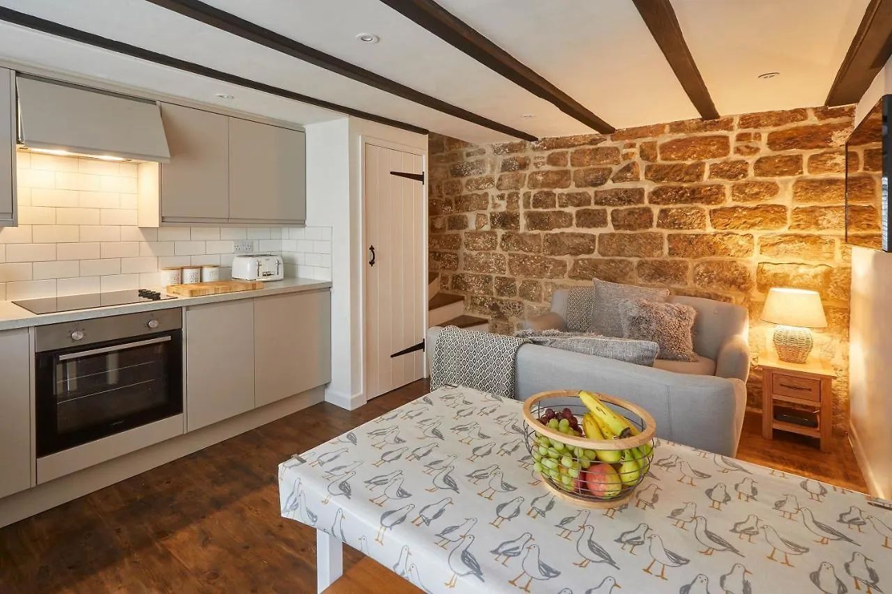 Host & Stay - Dolphin Cottage 1736 Whitby Holiday home