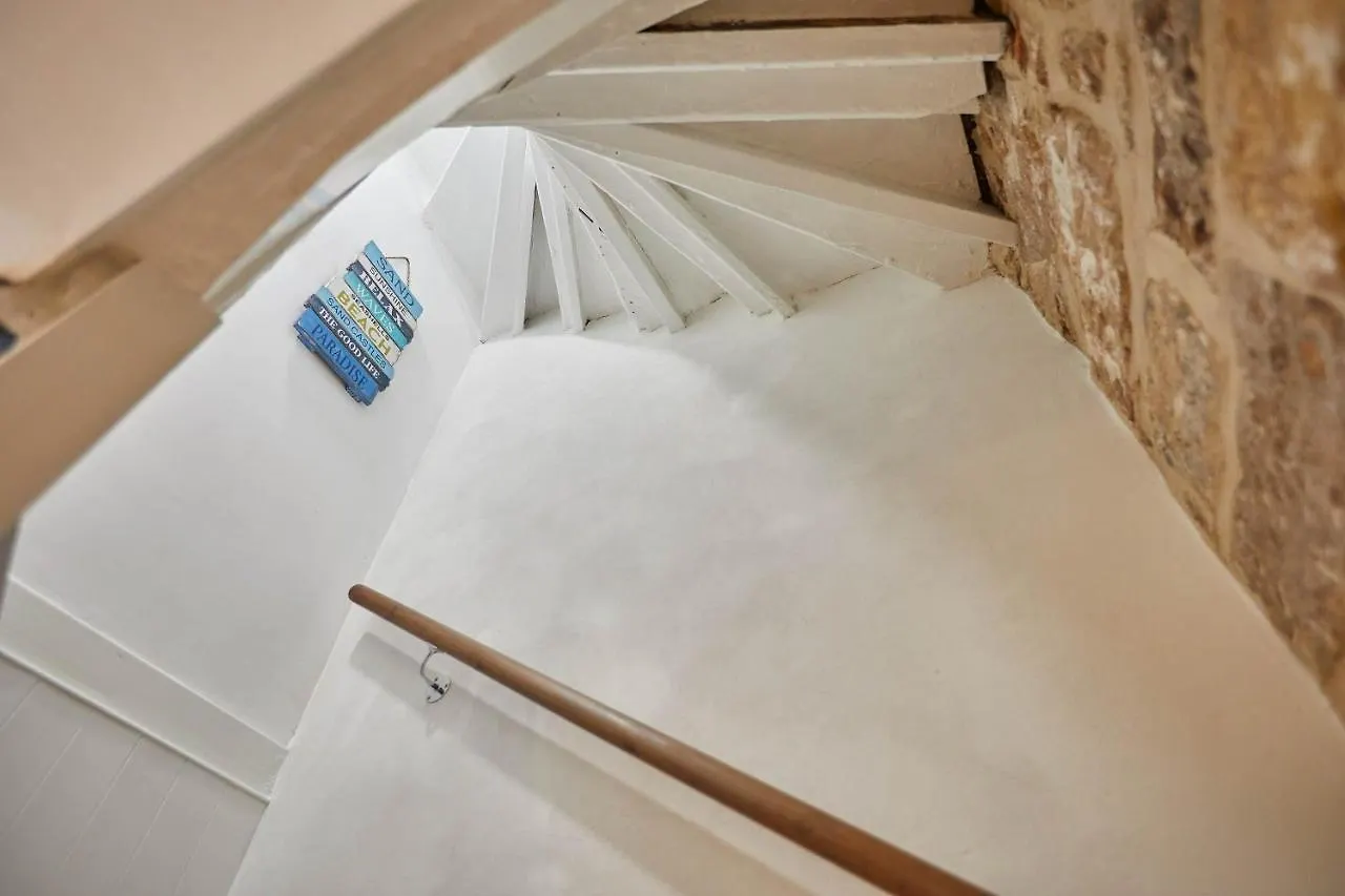Host & Stay - Dolphin Cottage 1736 Whitby United Kingdom